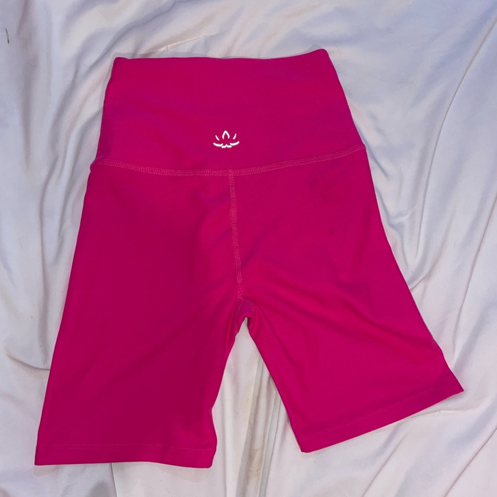 BEYOND YOGA🖤 hot pink biker shorts